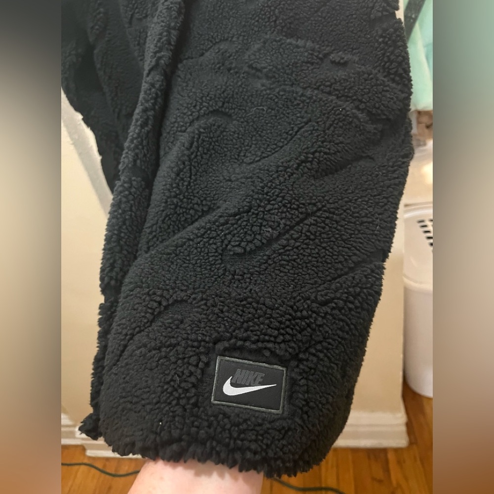 Nike Women’s Loose Fit SZ.M Sherpa Fleece Black Coat - Picture 7 of 13